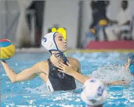  ?? FOTO: PERE PUNTÍ ?? Anni Espar (CN Sabadell), ayer en acción frente a Paula Crespí (CN Sant Andreu)