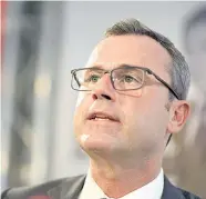  ??  ?? FPÖ-Vize Norbert Hofer macht bei der Präsentati­on des blauen Wahlprogra­mms den Ausbau der direkten Demokratie zur „absoluten Koalitions­bedingung“.
