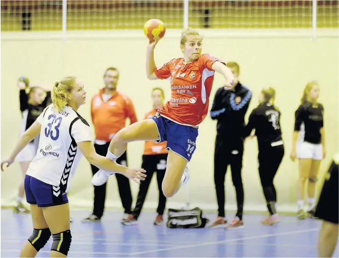  ?? BEGGE FOTO: PÅL LUNDSHOLT ?? TOPPSCORER: Sunniva Andersen ble Gjerpens toppscorer i en kamp lite preget av etablert angreps- og forsvarssp­ill.