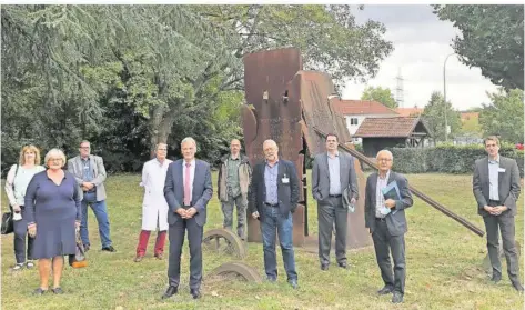  ?? FOTO: SCHERER ?? Stephan Toscani (Fünfter von links) und weitere Gäste haben sich bei einem Treffen im September unter anderem das Mahnmal vor der SHG-Klinik angeschaut.