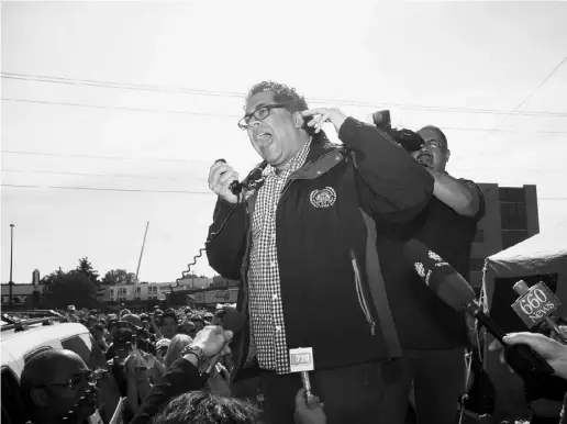  ?? TIJANA MARTIN / POSTMEDIA NEWS ?? Mayor Naheed Nenshi speaks to cleanup volunteers in Calgary this week.