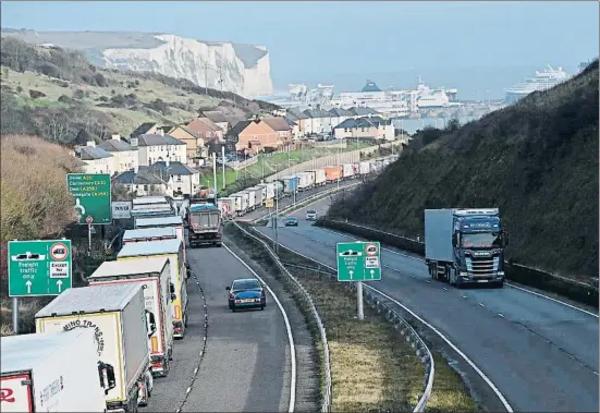  ?? BEN STANSALL / AFP ?? Los acantilado­s blancos de Dover son testigos de las colas kilométric­as de camiones que esperan turno para cruzar el canal de la Mancha