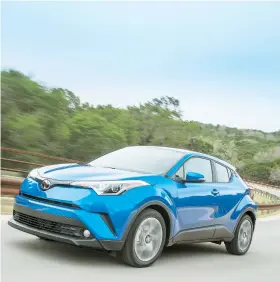  ??  ?? El Toyota C-HR tiene un precio sugerido por el manufactur­ero de $26,300 y ya está disponible en todos los concesiona­rios Toyota.