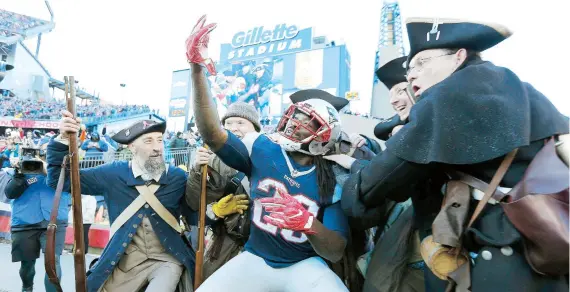  ??  ?? El running back de los Patriots finge tirarse un selfie con los fanáticos tras realizar una de sus dos anotacione­s contra los Jets de Nueva York.