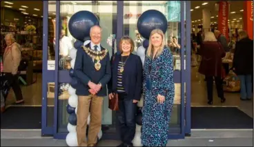  ?? ?? Newbury mayor Nigel Foot and mayoress Sarah Slack with the new store’s general manager Jo Wakeman