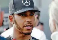  ?? Joshua Paul/AP ?? Hamilton conversa com jornalista­s em Sepang depois do segundo treino livre na pista malaia