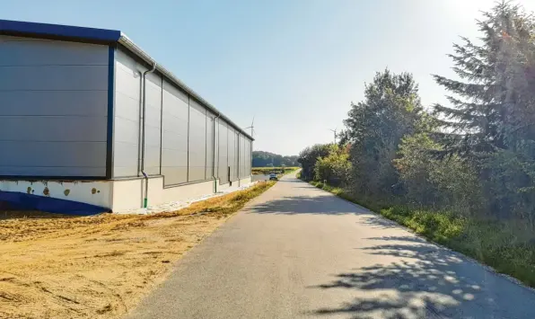  ?? Foto: Tom Trilges ?? Die Halle links im Bild entsteht auf einer Straße nördlich des Dasinger Ortsteils Laimering, die bisher noch keinen offizielle­n Namen besitzt. Der Dasinger Gemeindera­t entschied sich nach langer Diskussion dafür, sie Neulweg zu nennen. Die Halle erhält nun die Anschrift Neulweg 1. Damit können Firmen, die im weiteren Verlauf bereits die Anschrift Zur Ziegelei hatten, ihre Adressen behalten.