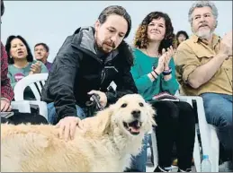  ?? EMILIA GUTIÉRREZ ?? Iglesias, junto a su perra Leona, en un acto animalista en Madrid