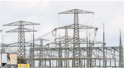  ?? FOTO: KLAUS-DIETMAR GABBERT/DPA ?? Im Saarland muss für die Energiewen­de ein Stromnetz mit wesentlich höheren Kapazitäte­n aufgebaut werden.