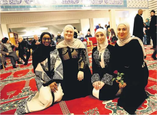  ?? ALLE FOTO: RAGNHILD JOHANSEN ?? INITIATIV: De fire venninnene Zakiya Wardy (t.v.), Emina Jendi, Yousra Roshdi og Larin Hnana tok initiative­t til en åpen moske med informasjo­n om hva islam er.