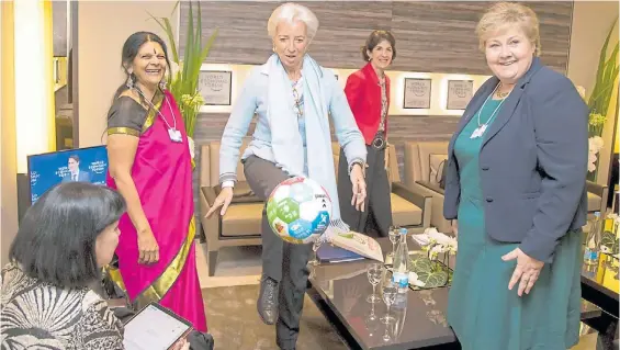  ??  ?? Arranque. La presidente del FMI Christine Lagarde patea una pelota tras un encuentro con la primera ministra de Noruega, Erna Soldberg.