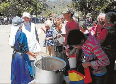  ?? ARCORES Venezuela ?? Reparto de comida en la olla comunitari­a de las Agustinas Recoletas del Corazón de Jesús en Los Teques (Miranda)