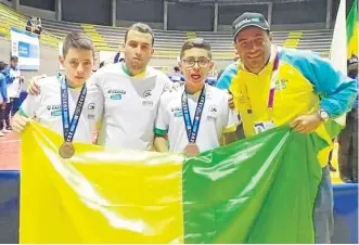  ?? Foto I Cortesía I LA PATRIA ?? La pareja de tenis de mesa, con Jerónimo Trujillo y Jerónimo Hernández, medallista­s en los Juegos Nacionales Intercoleg­iados. Los acompañan, Andrés Mesa, su técnico, y William Cárdenas, director del programa de Talento y Reserva.