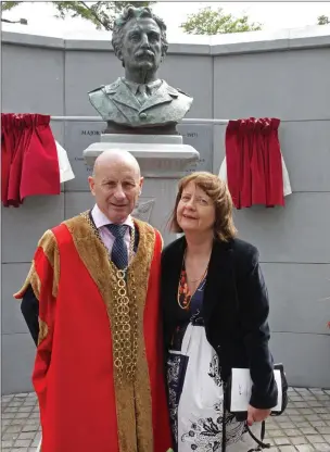  ??  ?? Cllr Frank Staples, Mayor of Wexford and Dr Mary Greene, great grand niece of Major Willie Redmond; ABOVE RIGHT: Mayor Staples unveiling the plaque.