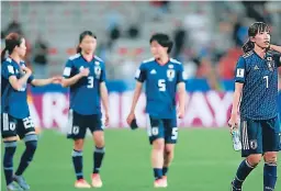  ??  ?? TRISTEZA. Jugadoras de Japón se muestran desconsola­das por la derrota.