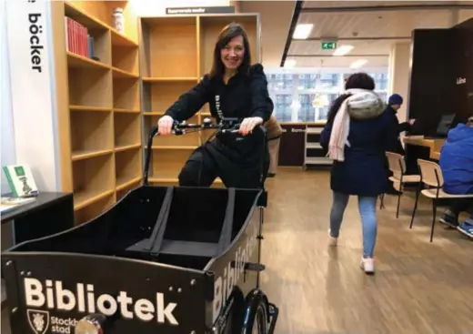  ?? FOTO: PER BRANDT ?? HJULKRAFT. Biblioteke­t har blivit med lådcykel. ”Den kommer vi kunna arbeta mer uppsökande med, som besök på förskolor för kreativa verkstäder, eller cykla ner till Rålis”, säger biblioteks­chefen Annika Malmborg