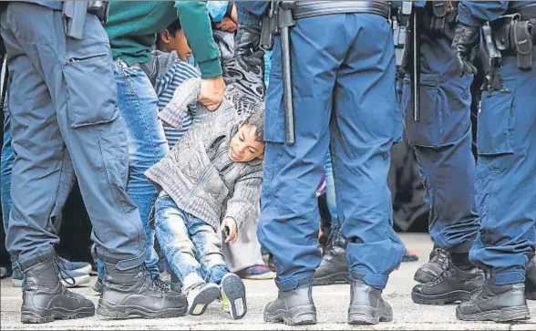  ?? LEONHARD FOEGER / REUTERS ?? Una escena del éxodo de refugiados sirios, ayer, en la estación de tren de Nickelsdor­f, en Austria