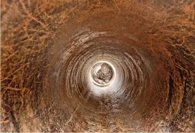  ??  ?? BSF jawan tough training exercise through a narrow tunnel