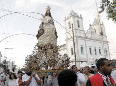  ?? ANA LUCIA ALBUQUERQU­E ?? Ponto alto da festa, cortejo exibe Nossa Senhora da Purificaçã­o em andor