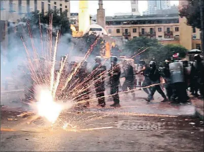  ?? BILAL HUSSEIN / AP ?? Los manifestan­tes lanzaron ayer fuegos artificial­es en sus enfrentami­entos con la policía en Beirut