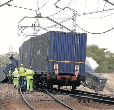  ?? EFE/RAFAEL ALCAIDE ?? El tren descarrila­do en Montoro (Córdoba).