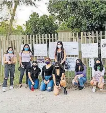  ?? / CORTESÍA ?? Jovencitas protestaro­n contra el acoso que han sufrido por parte del docente