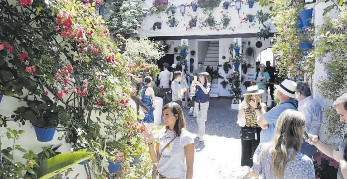  ?? A.J. GONZÁLEZ ?? Los Patios de Córdoba Declarados Patrimonio Inmaterial de la Humanidad, son la fiesta de mayor idiosincra­sia de Córdoba. ▷