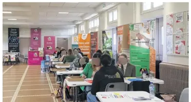  ?? Le Réveil ?? Cette journée pour l’emploi a attiré près de 300 personnes à la salle des fêtes d’Aumale