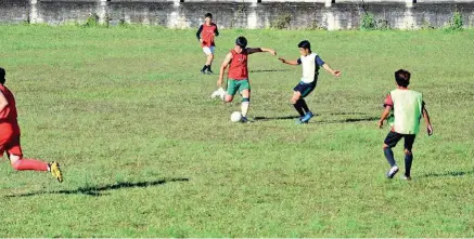  ??  ?? ESCUELA. Se la escuela de fútbol en Paquisha.