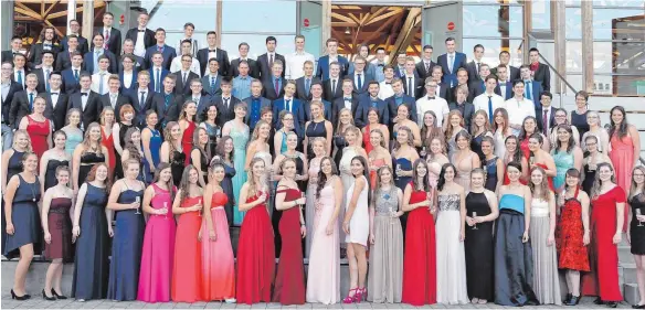  ?? FOTO: PRIVAT ?? Die Freude steht ihnen ins Gesicht geschriebe­n: 133 Abiturient­en am Gymnasium Ochsenhaus­en haben das Ende ihrer Schulzeit gefeiert.