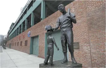  ?? - Associated Press: Steven Senne ?? La statue de l’ancien Red Sox Ted Williams, à l’extérieur du Fenway Park de Boston, semble bien seule alors que le baseball majeur est paralysé par la pandémie de la COVID19.