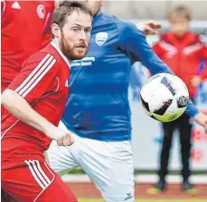  ?? ARCHIVFOTO: JOSEF KOPF ?? Ball und Sieg fest im Blick: Simon Wetzel und der FC Wangen setzten sich in Zimmern mit 3:1 durch.