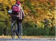  ?? Symbolbild: Silas Stein, dpa ?? Fahrradfah­rer sollen bequem von A nach B kommen.