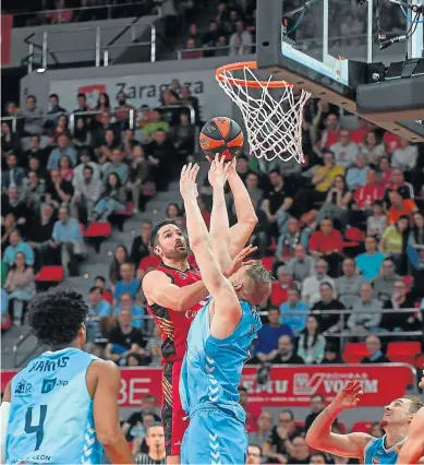  ?? ÁLVARO SÁNCHEZ ?? El pívot Mitchell Watt intenta anotar en el partido contra el Palencia.