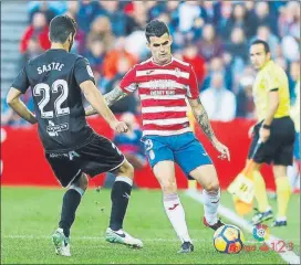  ??  ?? El Granada fue muy superior al Huesca El líder salió trasquilad­o de feudo nazarí