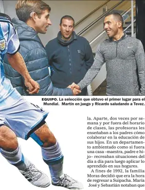  ??  ?? EQUIPO. La selección que obtuvo el primer lugar para el Mundial. Martín en juego y Ricardo saludando a Tevez.