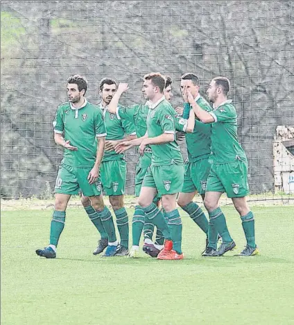  ?? FOTO: L. M. UNCITI ?? Integrado en el Gernika
Marcos Gondra, el primer por la izquierda, celebra un gol con su actual equipo