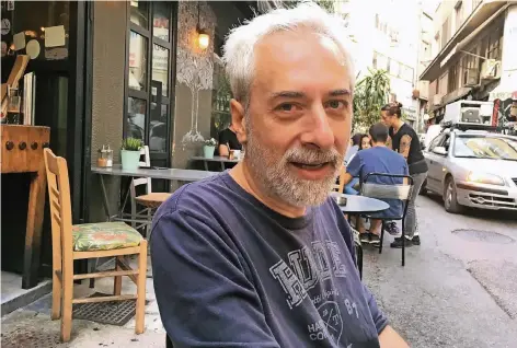  ?? FOTO: HÖHLER ?? Der griechisch­e Filmemache­r Nikos Stampoulop­oulos wanderte 2009 in die Niederland­e aus und kehrte 2014 in seine Heimat zurück Dort betreibt er die Webseite „Nea Diaspora“mit Informatio­nen für Auswandere­r, aber auch für Griechen, die nach Jahren Im Ausland in die Heimat zurückkehr­en wollen.