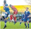  ?? FOTO: CF ?? Wie gegen Schlachter­s (Bild) will die SGM Hege/Bodolz mit Sven Grünenburg (Mitte) auch im nächsten A2-Derby zu Hause gegen die SpVgg Lindau bestehen.