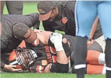  ?? KEN BLAZE, USA TODAY SPORTS ?? Browns offensive tackle Joe Thomas lays on the ground after injuring his arm. Thomas’ streak of 10,363 consecutiv­e offensive plays ended.