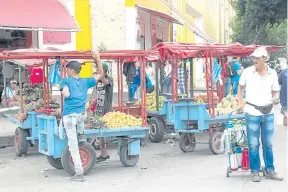  ??  ?? LOS VENDEDORES son amos y señores del espacio público, con la complacenc­ia del gobierno local.