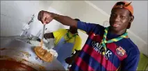  ??  ?? Durant leur séjour, les jeunes ont campé sous des tentes, dans l’enceinte du hameau. Le midi, chacun se relayait en cuisine pour préparer une spécialité. Ci-contre, Mamadou cuisinant un mafé au poulet, plat africain qui a régalé bien des papilles.