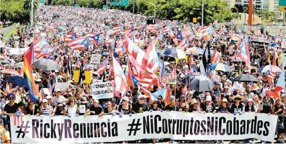  ?? AP ?? La principal avenida de San Juan lució repleta en el décimo día de manifestac­iones.