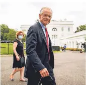  ?? FOTO: AP ?? Peter Navarro, Handelsber­ater von US-Präsident Trump, kehrt von einem TV-Interview auf dem Nordrasen des Weißen Hauses in dessen Westflügel zurück.