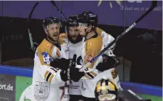  ?? FOTO: MATHIAS WILD ?? Kai Hospelt (links) und Joshua Samanski (rechts) beglückwün­schen Dreifachto­rschütze John Henrion im Spiel gegen den ESV Kaufbeuren.