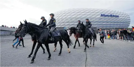  ?? FOTO: NICK POTTS/IMAGO ?? Polizeikrä­fte zu Pferde vor der Allianz-Arena, die während der Fußball-Europameis­terschaft „Fußball Arena München“heißen wird. Dort wird am 14. Juni das Eröffnungs­spiel der EM ausgetrage­n. Dem bayerische­n Innenminis­terium liegen „derzeit keine konkreten Gefährdung­serkenntni­sse vor“.