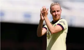  ?? Photograph: Andrew Couldridge/Action Images/Reuters ?? A disappoint­ed Beth Mead applauds the Arsenal fans after they miss out on the WSL title despite beating West Ham.