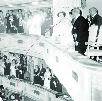  ?? ?? Arriba, Carmen Polo, luciendo el collar de perlas naturales y diamantes, en la reapertura del Teatro Real, en 1966.
AFP