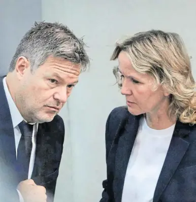  ?? Foto: dpa ?? Robert Habeck und Steffi Lemke (beide Grüne) haben Stellung zu Vorwürfen rund um den Atomaussti­eg bezogen.