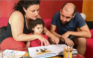  ?? (Photos V. R.) ?? Élodie et Guillaume ont fait le choix de ne pas scolariser leur fille. Grâce à leur instructio­n, la petite maîtrise déjà, assurent-ils, tous les acquis prévus en petite section.